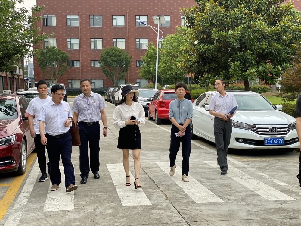 嘉興市（shì）教育局（jú）副局長蒞臨我（wǒ）司指導