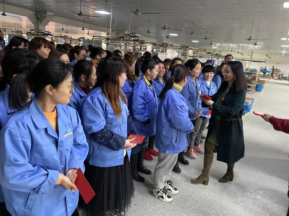 公司領導慰問一線員工，送來春節的（de）祝福（fú）和紅包（bāo）