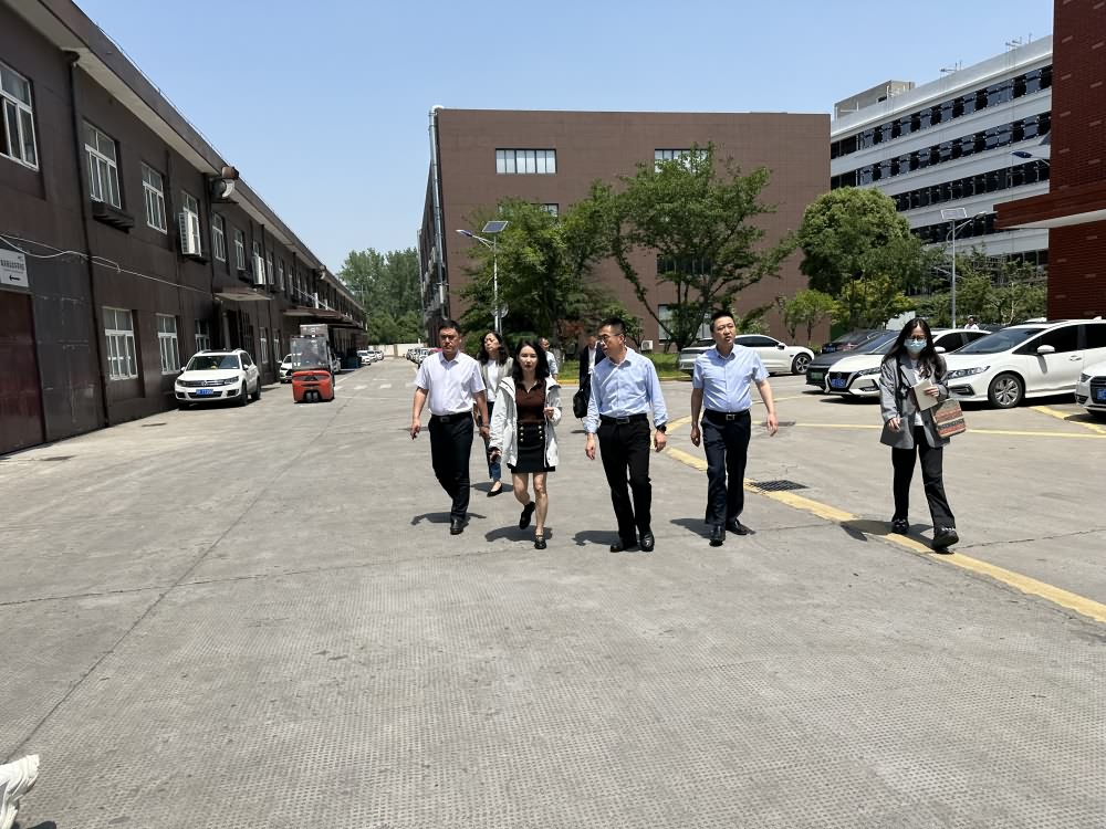 桐鄉市（shì）市委書記於會遊一行（háng）蒞臨91天堂最新在线观看燈飾調（diào）研指